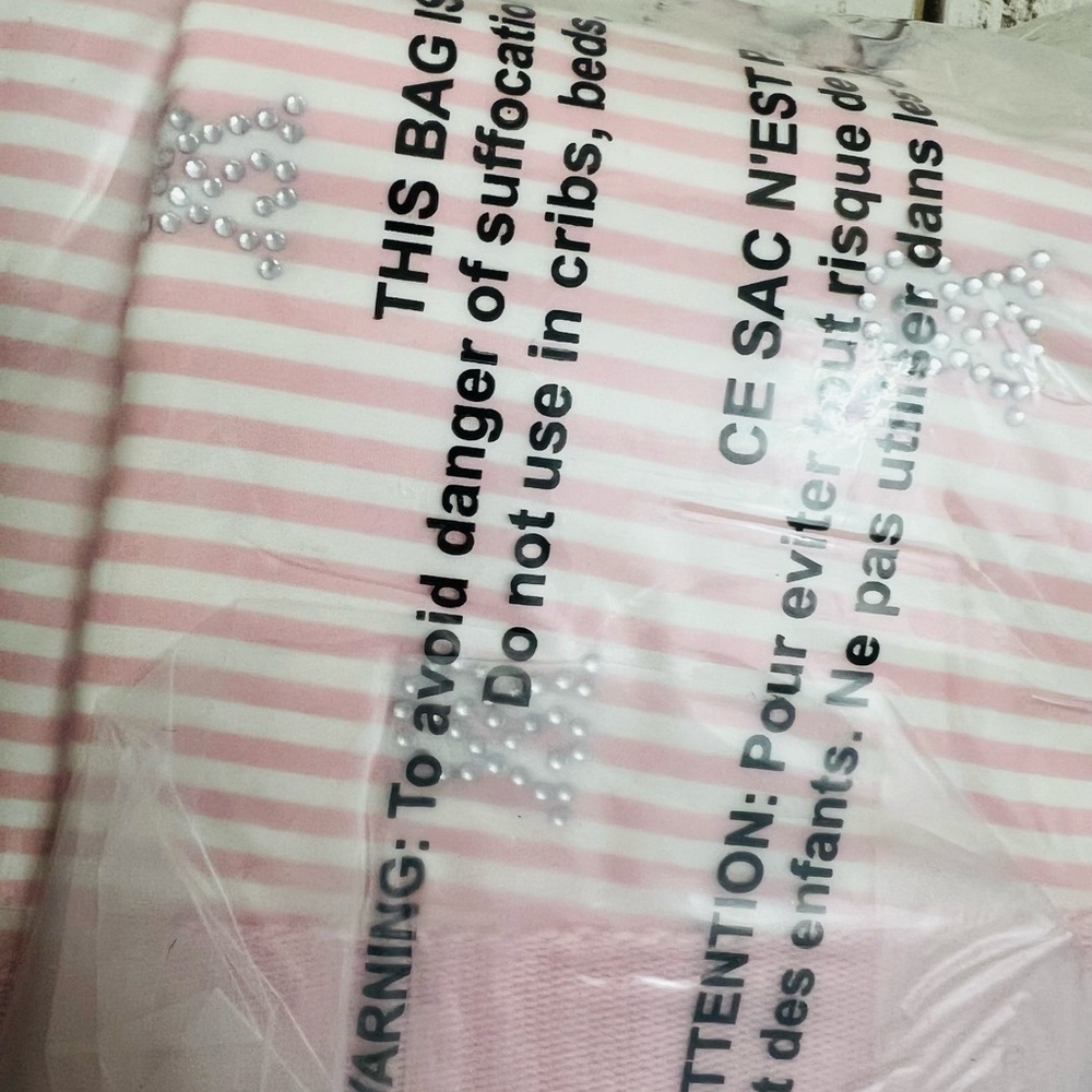 Victoria’s Secret Candy Cane Sherpa Plush Blanket & Tote Set - Picture 9 of 10